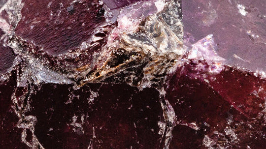 Garnet: Healing Properties, Meaning, and Benefits for Love, Confidence, and Grounding