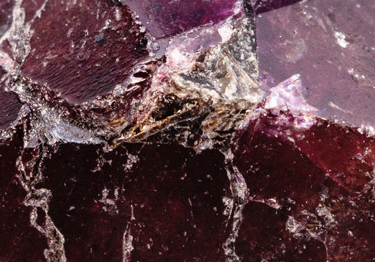 Garnet: Healing Properties, Meaning, and Benefits for Love, Confidence, and Grounding