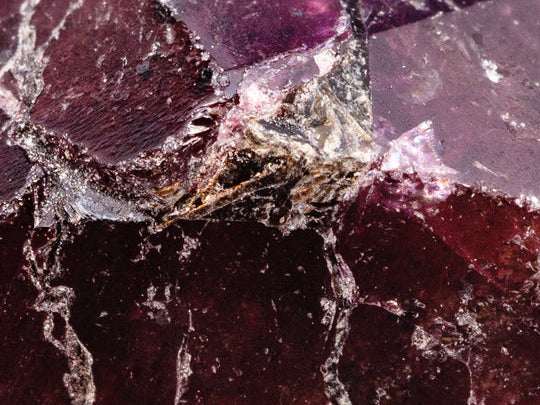 Garnet: Healing Properties, Meaning, and Benefits for Love, Confidence, and Grounding