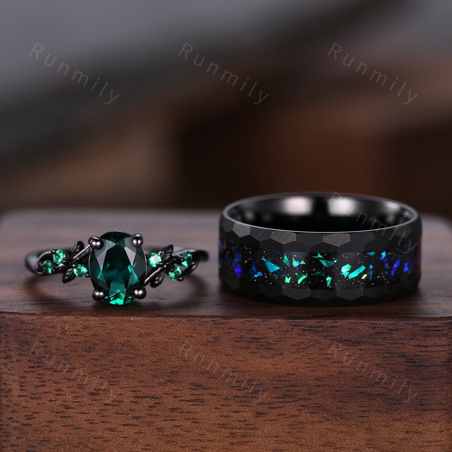 Oval cut emerald couples ring set black gold matching promise ring His and Her wedding band Mens hammered tungsten ring anniversary gifts