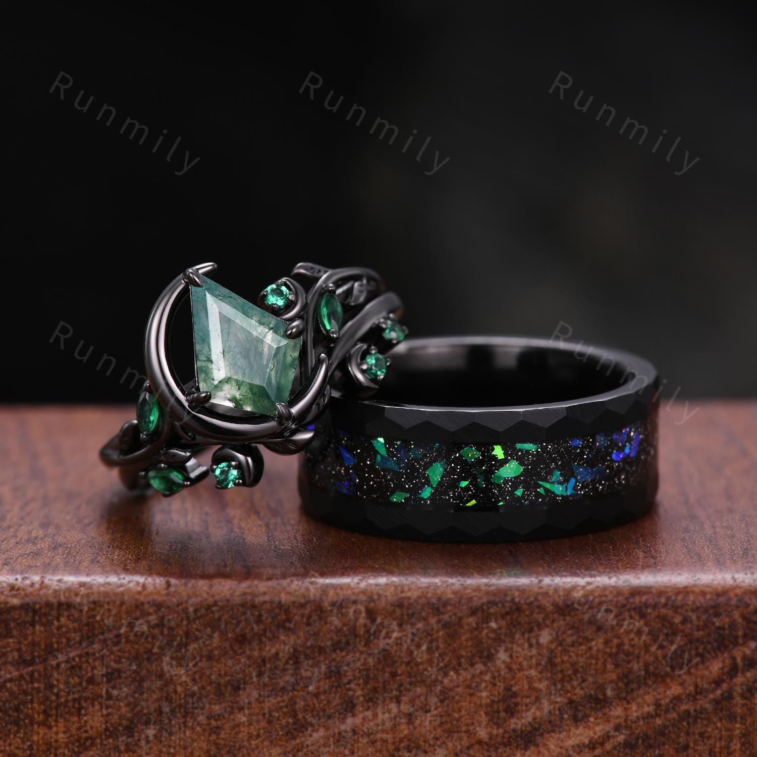 Nature inspired Moss Agate couples ring set gothic black gold His and Hers wedding band unique moon style emerald ring Mens hammered ring