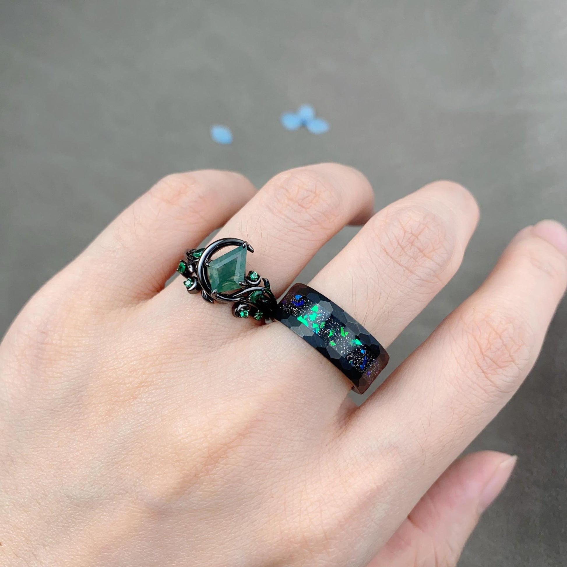 Nature inspired Moss Agate couples ring set gothic black gold His and Hers wedding band unique moon style emerald ring Mens hammered ring