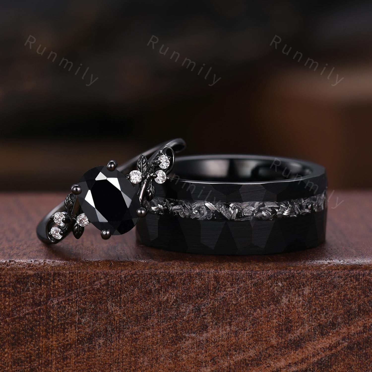 Oval Cut Black Onyx Couples Ring Gothic Black Gold Promise Ring Set His And Hers Wedding Band Mens Hammered Band Unique Couple's Ring Set