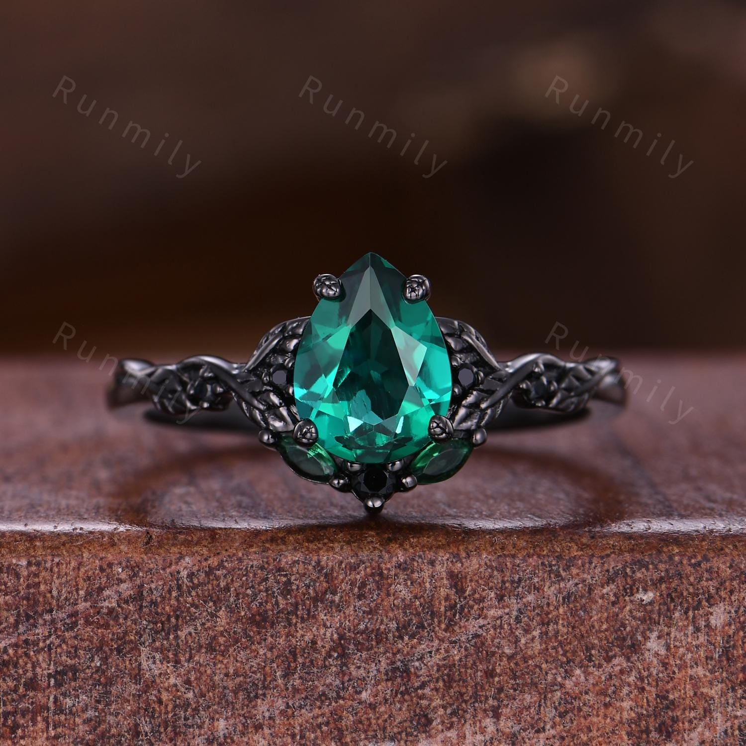 Vintage Emerald Couples Ring Black Gold Matching Ring Set His And Hers Wedding Band Mens Hammered Ring Promise Rings Nature Inspired Ring