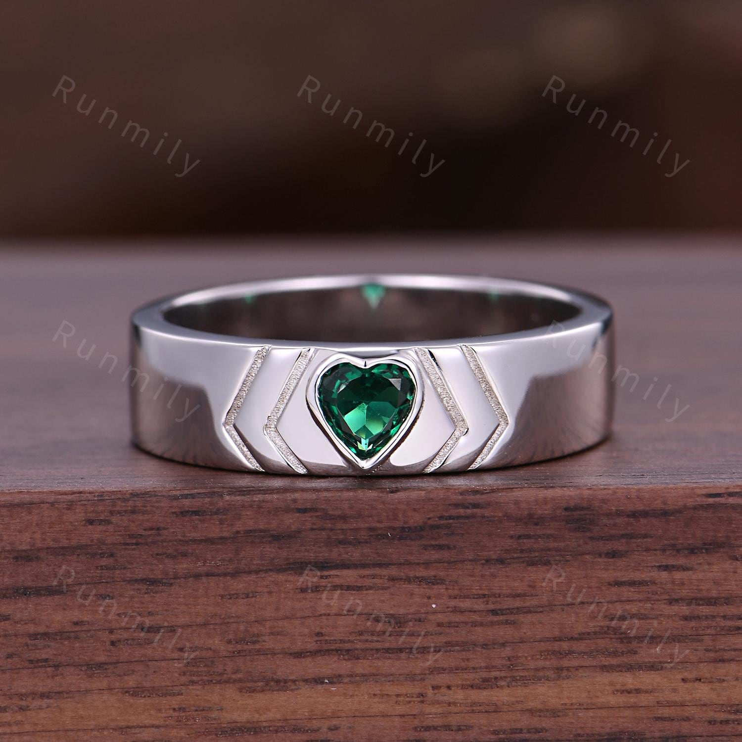 Men's Heart Shaped Emerald Wedding Band Mens Wedding Band 5mm Green Emerald Men's Ring Unique Mens Engagement Ring Band Retro Vintage Ring